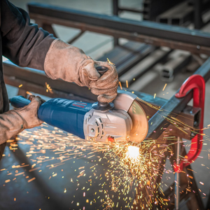 Ángulo amoladora Bosch en uso en taller industrial Caracas
